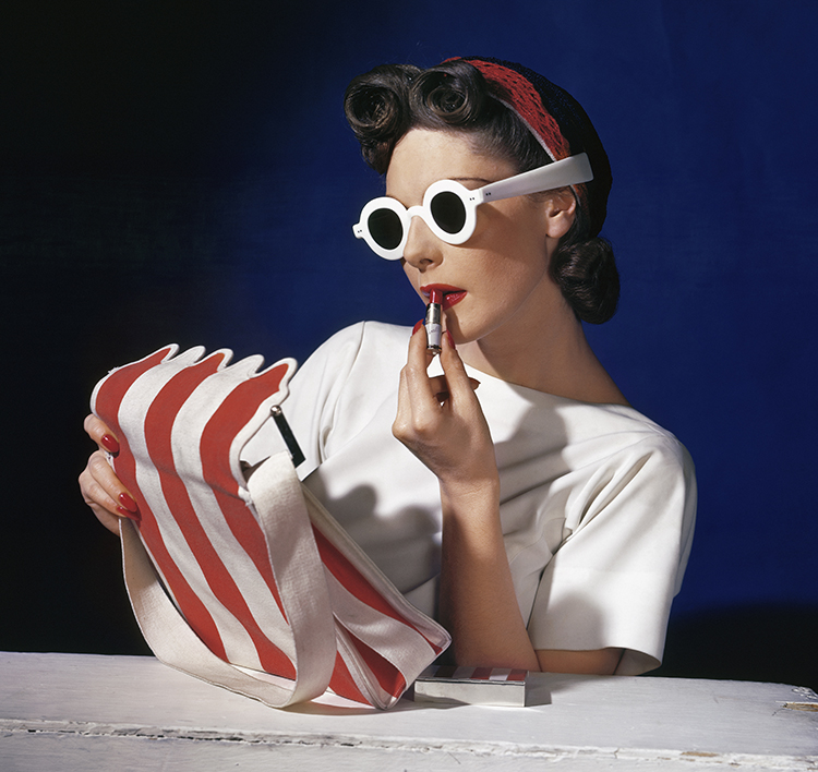 Muriel_Maxwell_American_Vogue_cover_1_July_1939__Conde_Nast_Horst_Estate